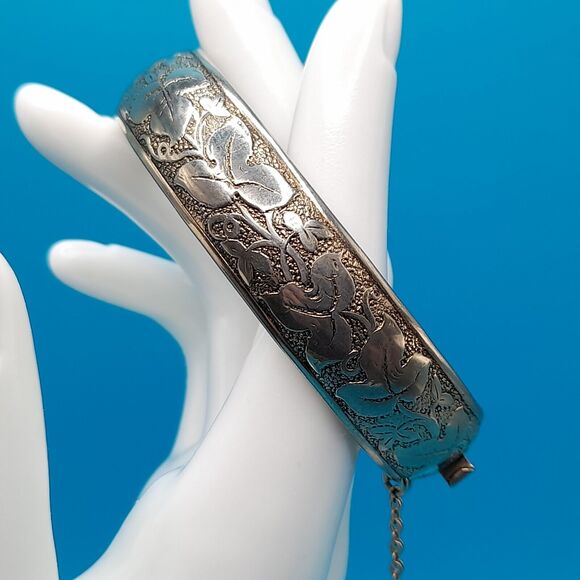 Vintage Signed Marino Gold Tone Etched Hinged Bangle Bracelet, 1950s - Picture 3 of 11